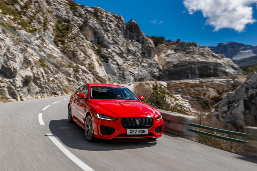  Jaguar XE P300 R-Dynamic 2019 года  (WW) (фото 40 из 51)